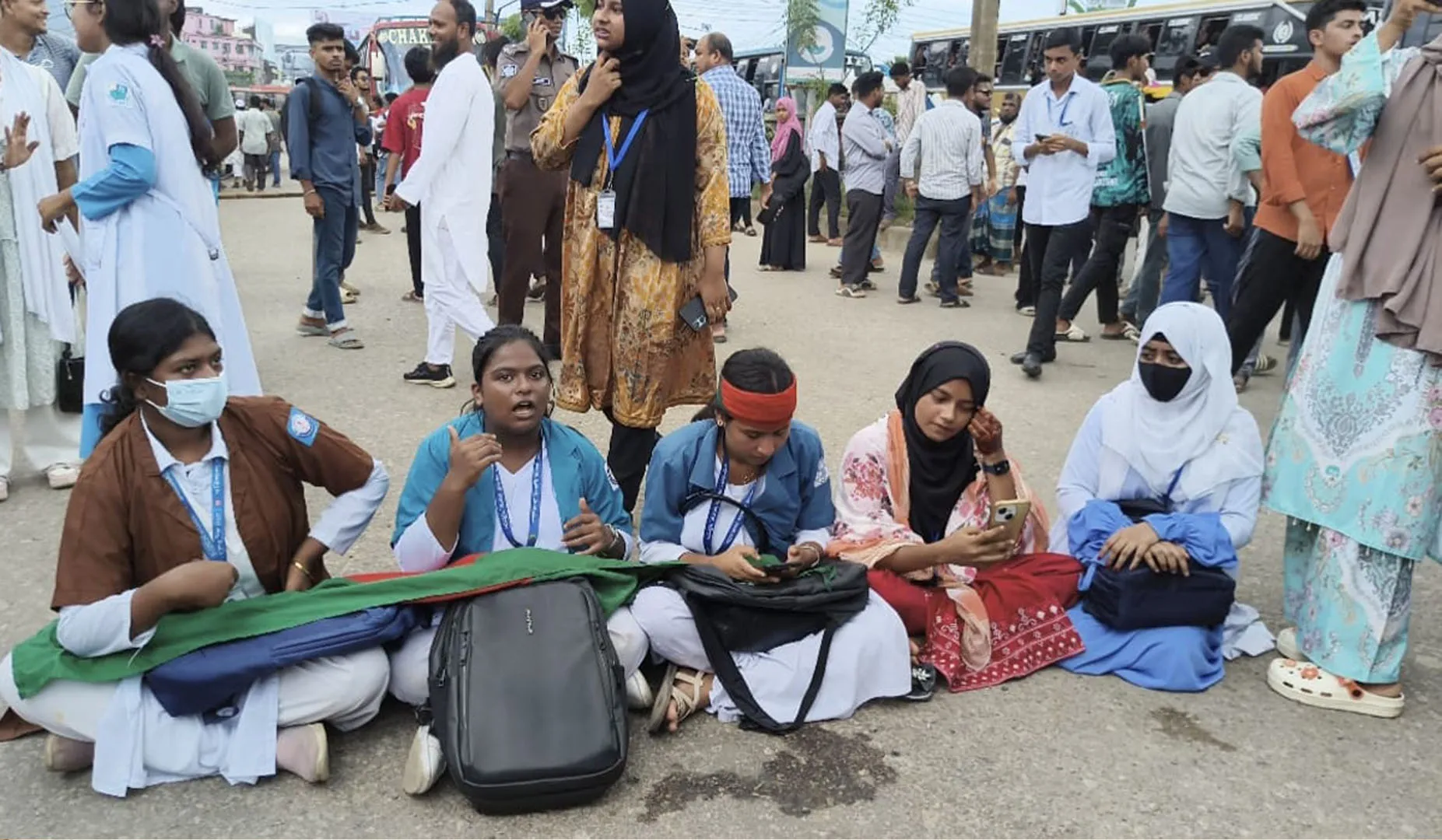 বরিশালে মহাসড়ক অবরোধ করে শিক্ষার্থীদের বিক্ষোভ